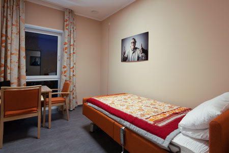 Der Ruheraum mit Pflegebett in der Belle Fleur - Tagespflege Bitburg